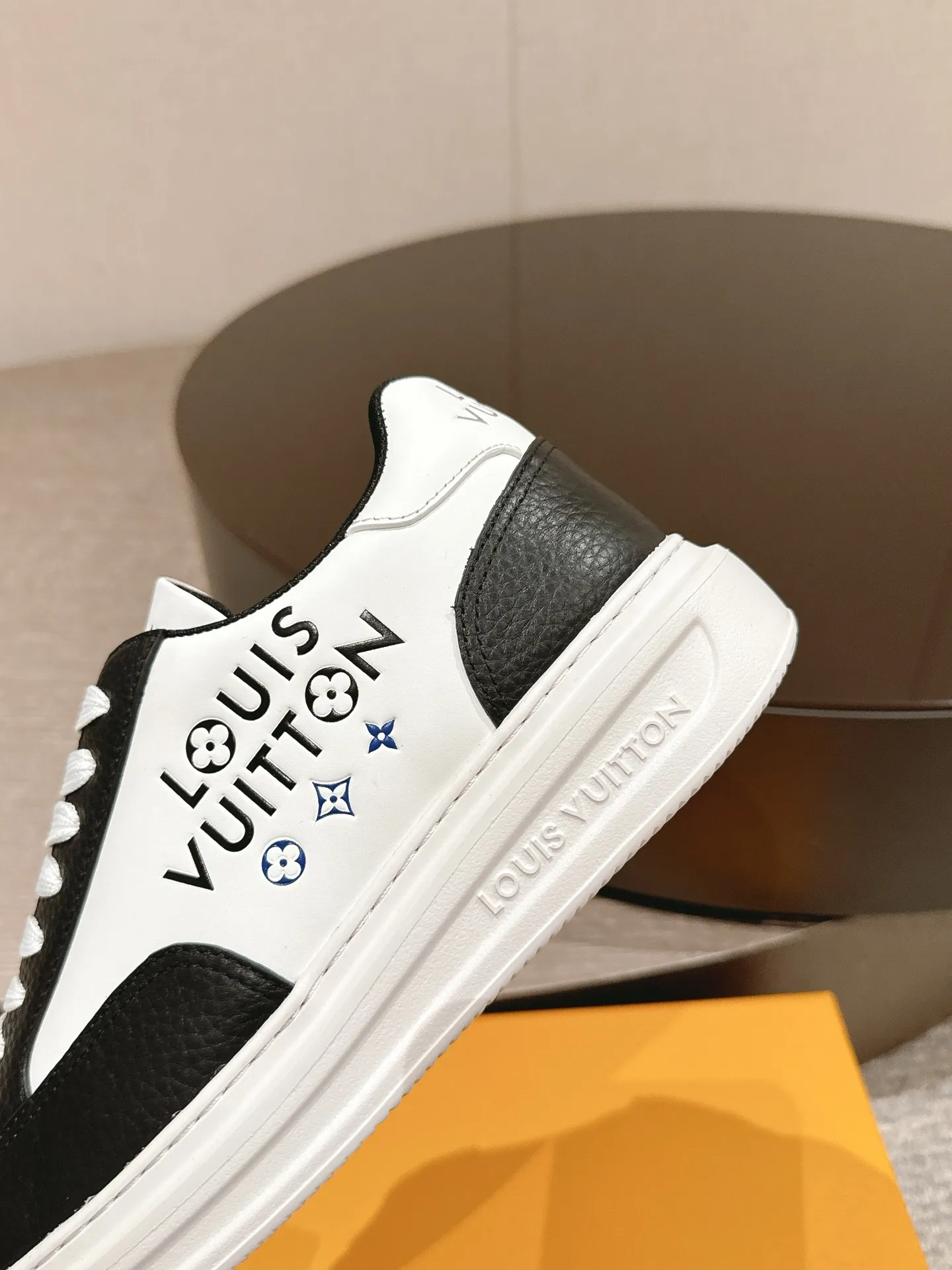 👟👟Ex-factory price 680👟👟 LV25 new style white shoes, best-selling model in the counter window, very three-dimensional and beautiful! Personalized printing, three-dimensional printed cowhide fabric...cowhide feet...original 4cm thick sole...Logo hot stamping, matching packaging, code number: 37-44 (45 customized, non-refundable)